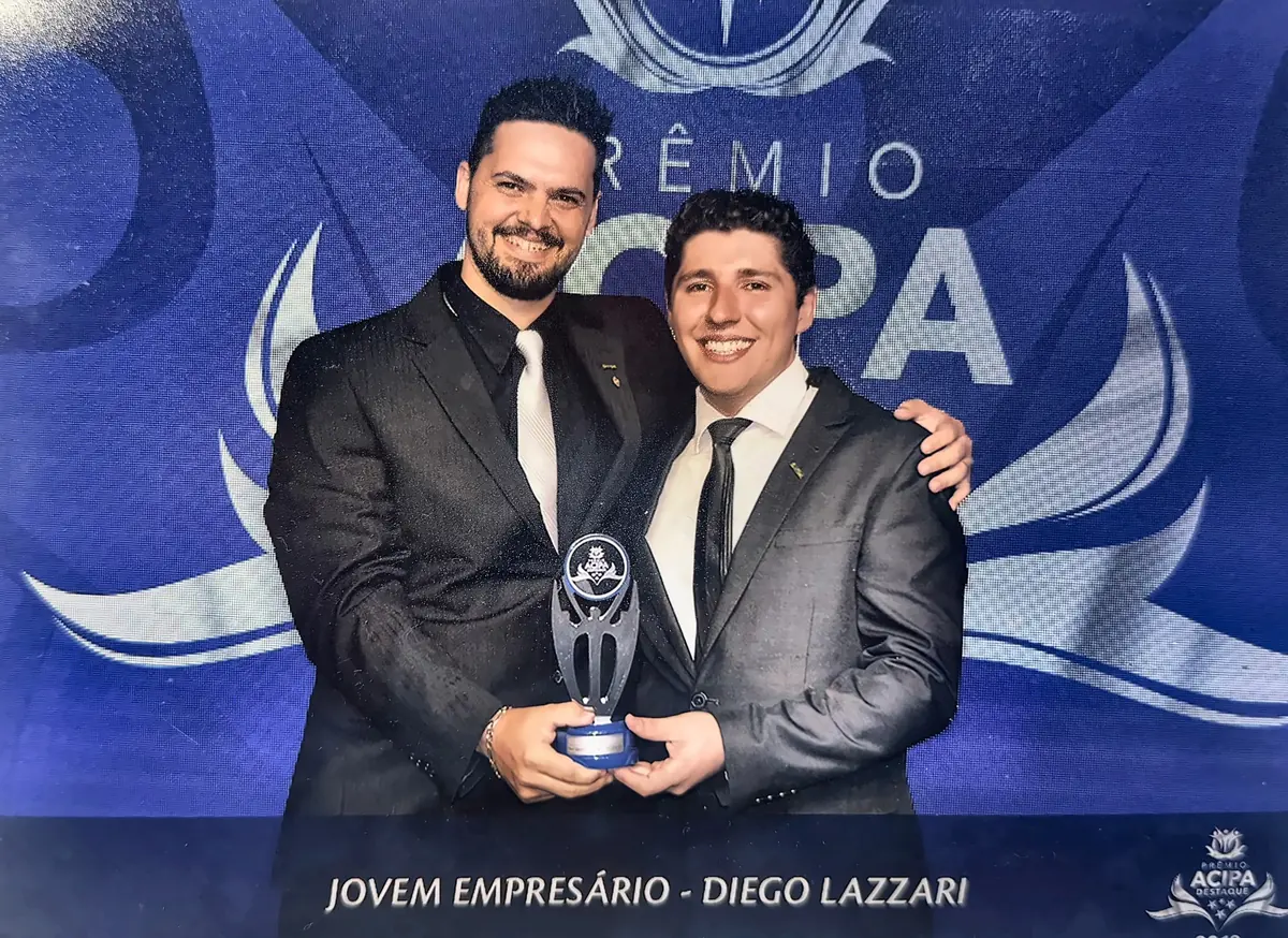 Diego Lazzari no palco do Prêmio ACIPA Destaque 2018, categoria Jovem Empresário