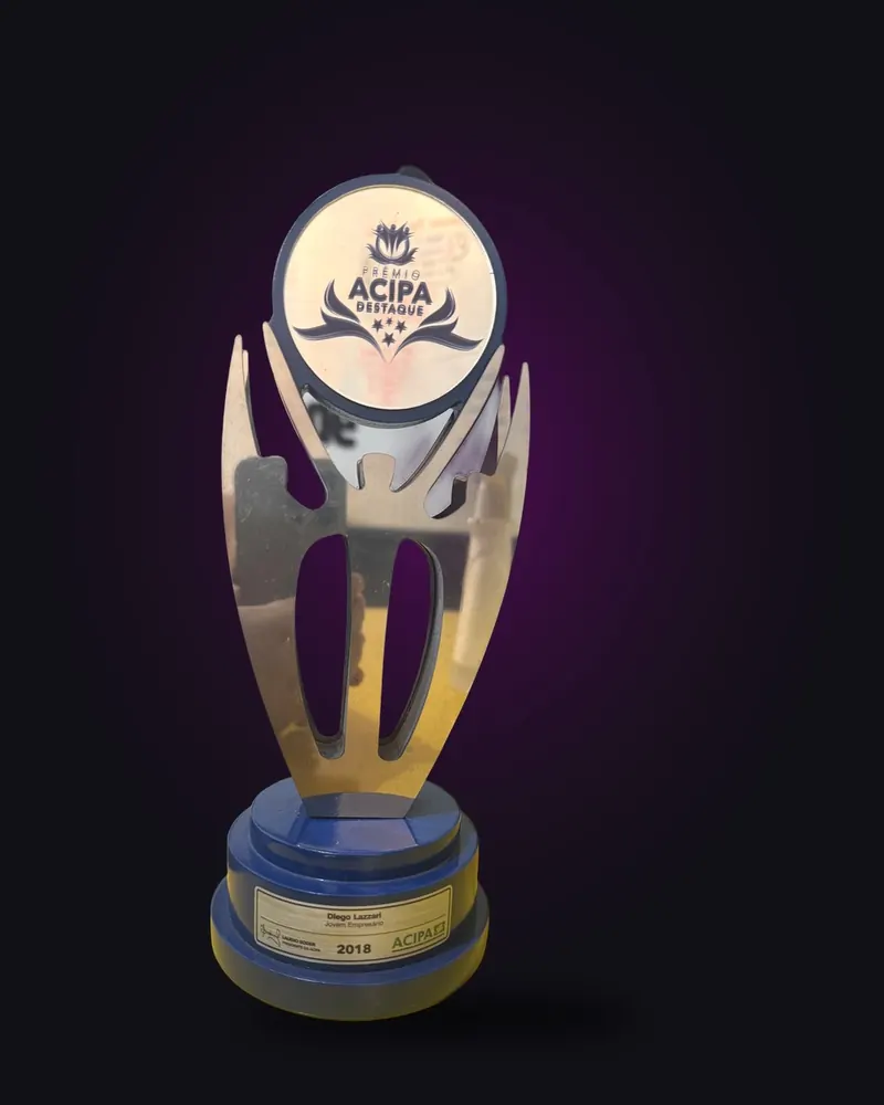 Troféu do Prêmio ACIPA Destaque 2018 de Jovem Empresário entregue a Diego Lazzari